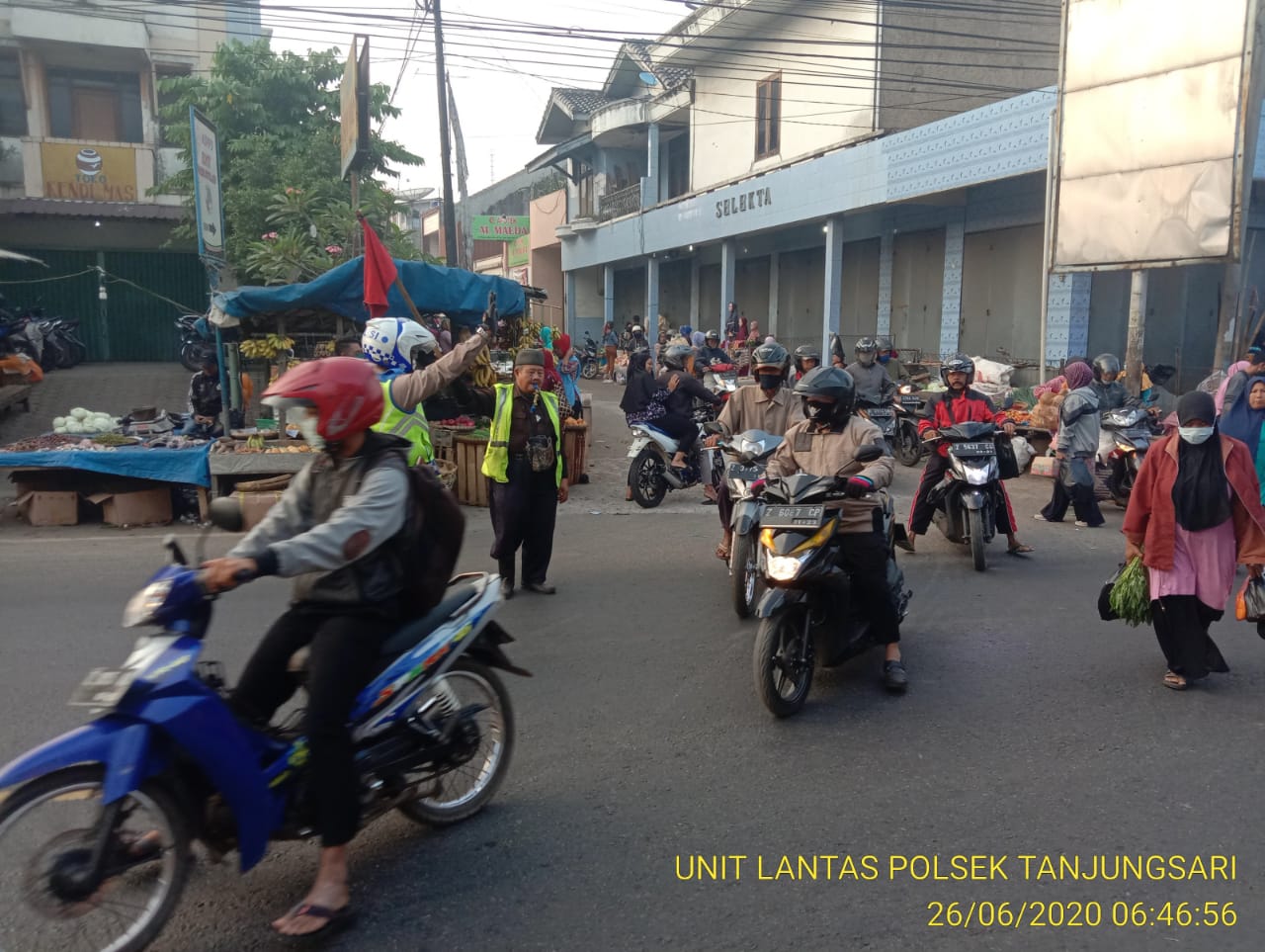 Unit Lantas dan Sabhara Polsek Tanjungsari Rutin Lakukan Pengaturan Lalin